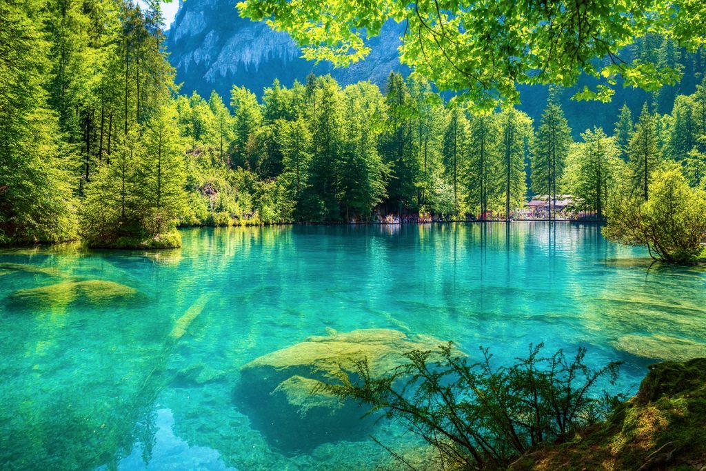 Pakej Switzerland 9H7M di Lake Blausee, tasik jernih berwarna turquoise dikelilingi hutan hijau Alpine.