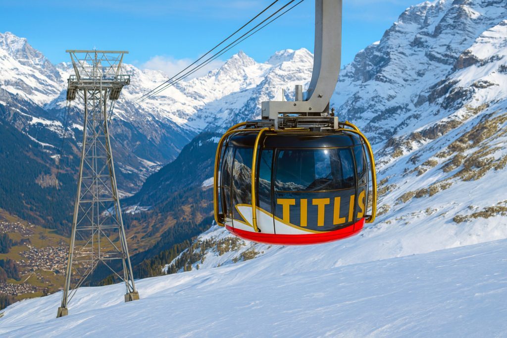 Pakej Switzerland 9H7M di Mount Titlis, menaiki Rotair cable car berpusing pertama di dunia menuju puncak 3,020 meter.