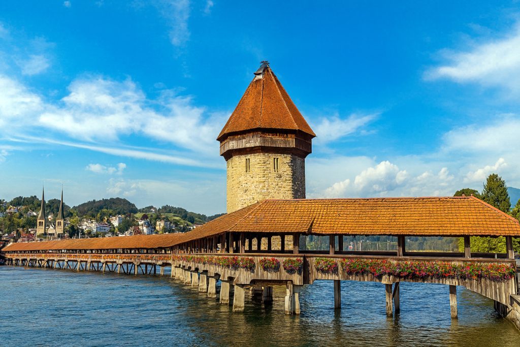 Chapel Bridge Lucerne atau Kapellbrücke, jambatan kayu bersejarah Switzerland yang menjadi tarikan utama dalam pakej Eropah Barat 6 negara.