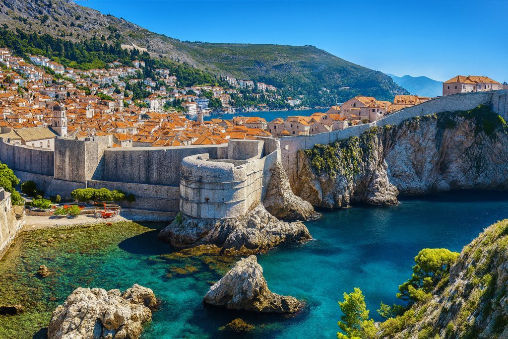 Pemandangan Dubrovnik Old Town di Croatia dengan tembok kota bersejarah dan laut Adriatik, termasuk dalam pakej Balkan Budapest 4 negara.