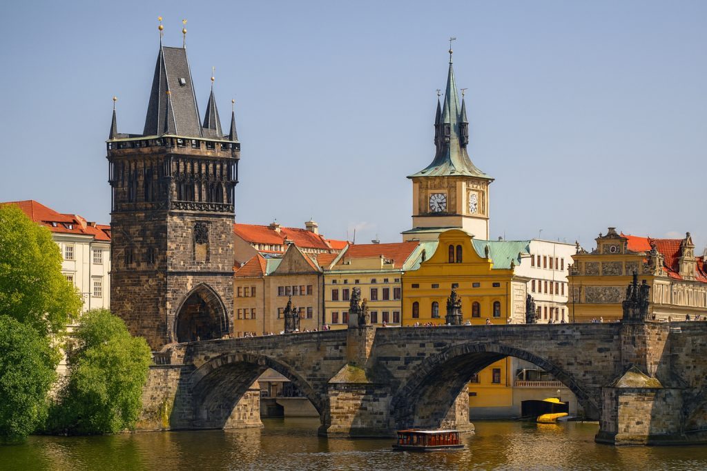 Pakej Eropah Timur - Charles Bridge Prague dengan menara Gothic dan pemandangan indah Sungai Vltava