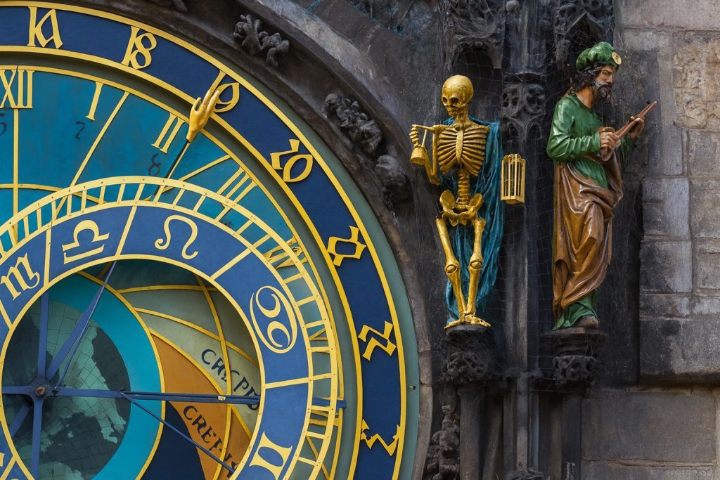 Pakej Eropah Timur - Jam Astronomi Prague Orloj dengan ukiran Gothic dan dial bersejarah di Old Town Square