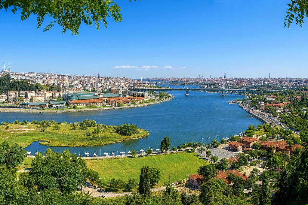 Pakej Turki - Pemandangan panorama Golden Horn Istanbul dengan jambatan moden, masjid bersejarah, dan bangunan berwarna-warni di tepi laut