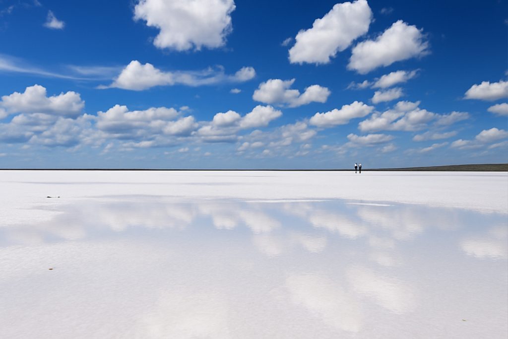 Pakej Turki - Pemandangan indah Tuz Gölü Salt Lake di Turki dengan langit biru, awan putih dan hamparan garam putih