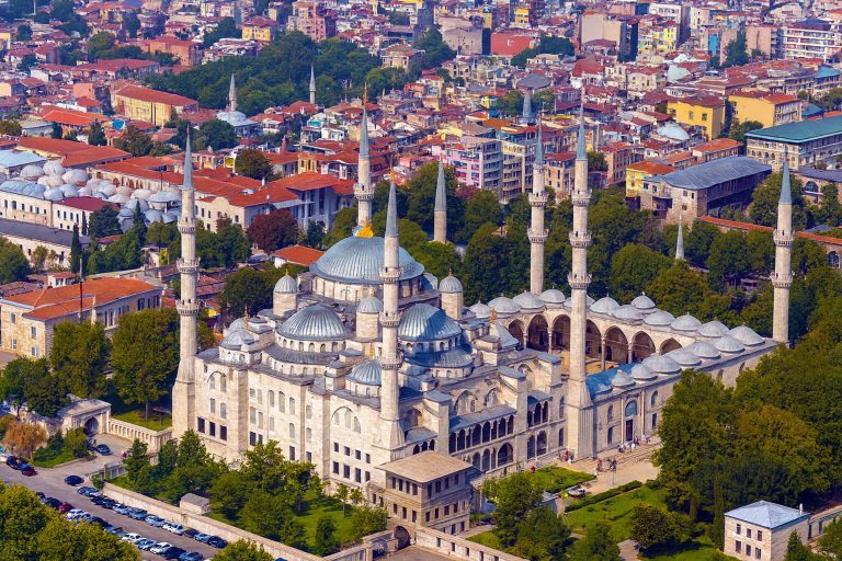 Pakej Turki Wisajuta Travel - Blue Mosque di Istanbul dengan enam menara ikonik, kubah besar, dan seni bina Uthmaniyah yang megah