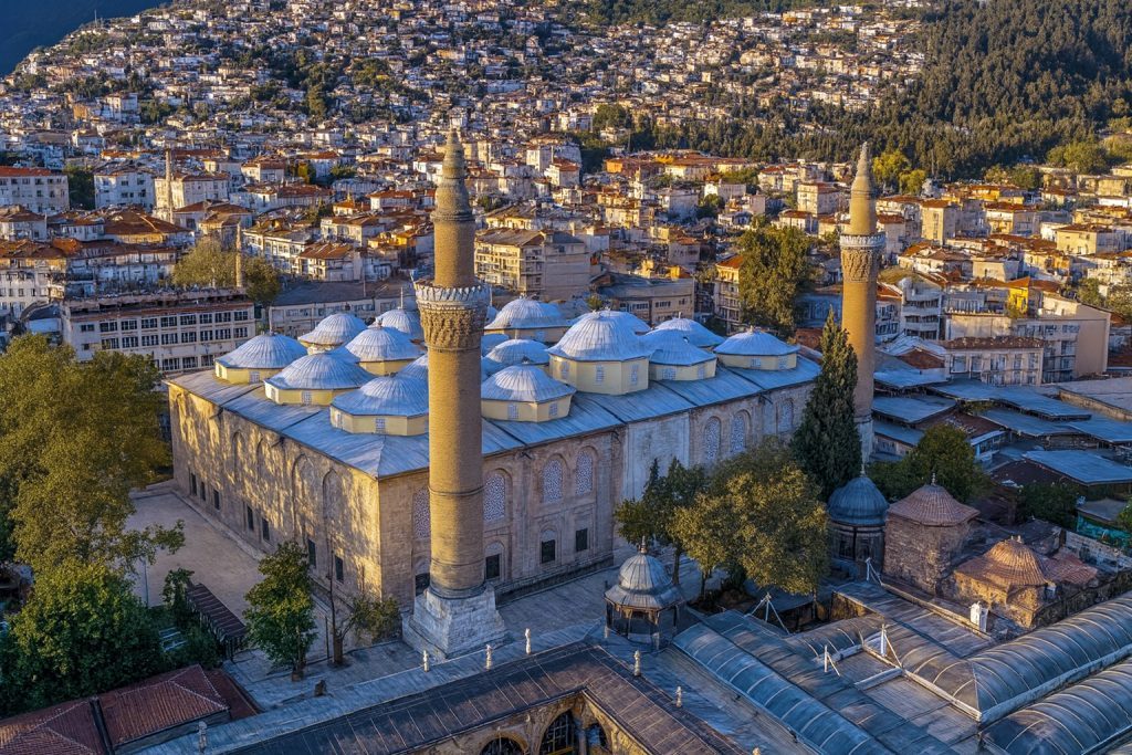 Pakej Turki Wisajuta Travel - Pemandangan udara Masjid Agung Bursa dengan 20 kubah dan dua menara tinggi, lambang seni bina Uthmaniyah awal di Turki
