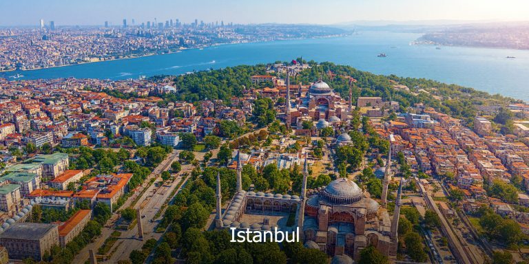Pemandangan udara Istanbul yang menampilkan Hagia Sophia, Masjid Biru dan Selat Bosphorus — destinasi utama dalam pakej Turki oleh Wisajuta Travel.