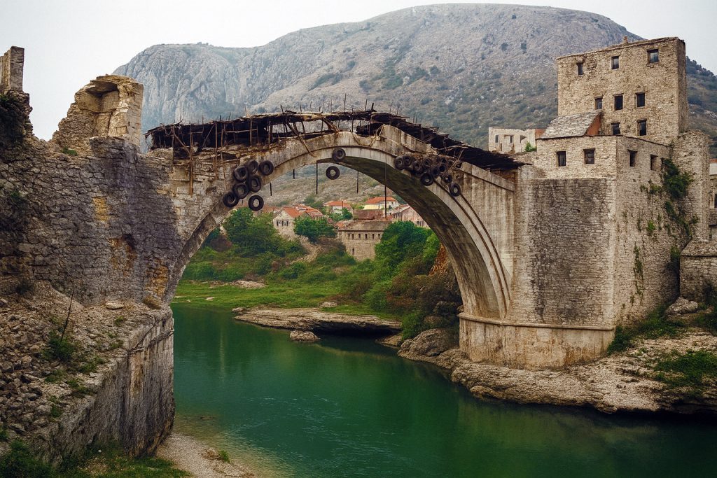 Jambatan Stari Most di Mostar, Bosnia, dalam keadaan musnah pada tahun 1993 akibat perang Bosnia. Gerbang batu gaya Uthmaniyyah yang separuh runtuh di atas Sungai Neretva menjadi simbol ketabahan rakyat Bosnia. Imej sejarah ini dikongsikan oleh Wisajuta Travel.