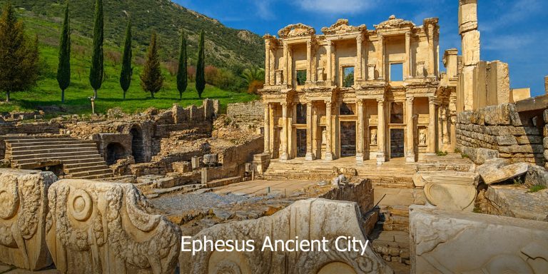 Reruntuhan Kota Purba Ephesus di Turki menampilkan perpustakaan Celsus dan teater Rom — antara tapak arkeologi terpenting yang dilawati dalam pakej Turki Wisajuta Travel.