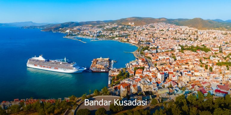 Pemandangan udara Bandar Kusadasi di Turki dengan kapal persiaran berlabuh di pelabuhan — destinasi tepi laut popular dalam pakej Turki Wisajuta Travel.