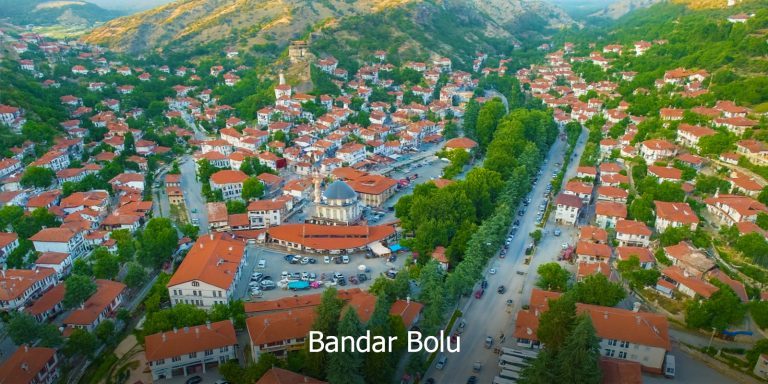 Pemandangan udara bandar Bolu di Turki yang dikelilingi pergunungan hijau dan bumbung merah, destinasi singgahan tenang dalam pakej Turki Wisajuta Travel.