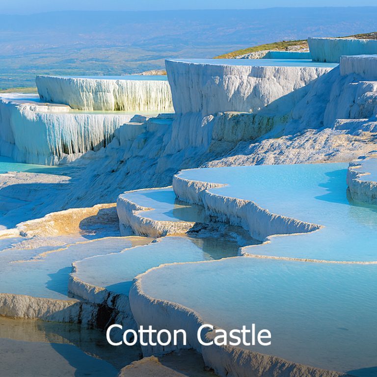 Pemandangan indah Cotton Castle di Pamukkale, Turki dengan kolam travertine putih berlapis dan air biru jernih — destinasi alam semula jadi menakjubkan dalam pakej Turki Wisajuta Travel.