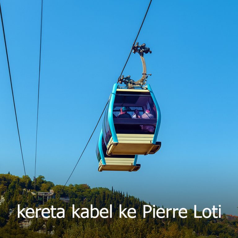 Kereta kabel menuju ke Pierre Loti di Istanbul, menawarkan pemandangan indah Golden Horn — aktiviti popular dalam pakej Turki Wisajuta Travel.