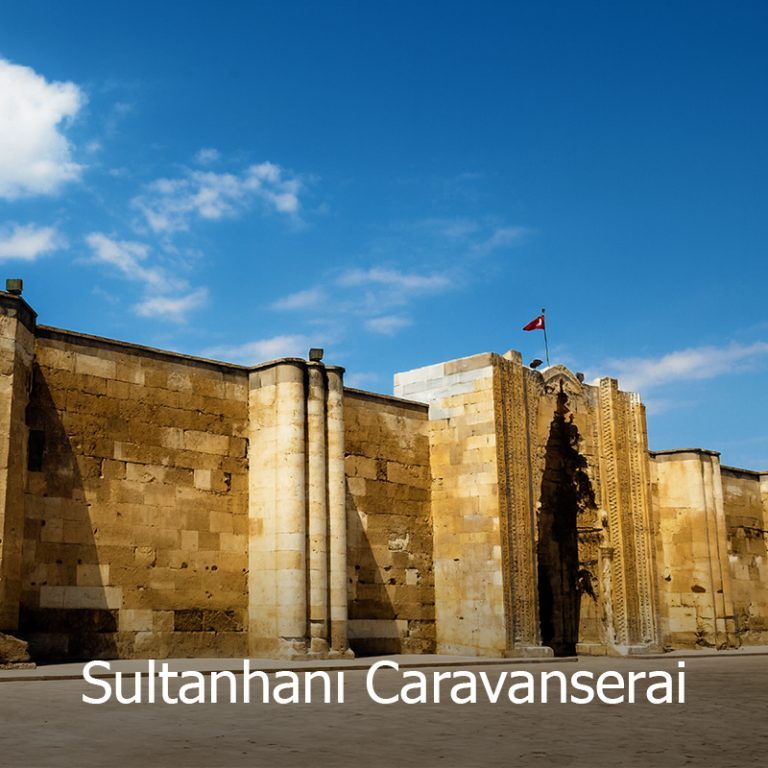 Pemandangan pintu utama Sultanhanı Caravanserai di Turki, binaan batu bersejarah dari era Seljuk yang menjadi hentian kafilah dagang — termasuk dalam pakej Turki Wisajuta Travel.
