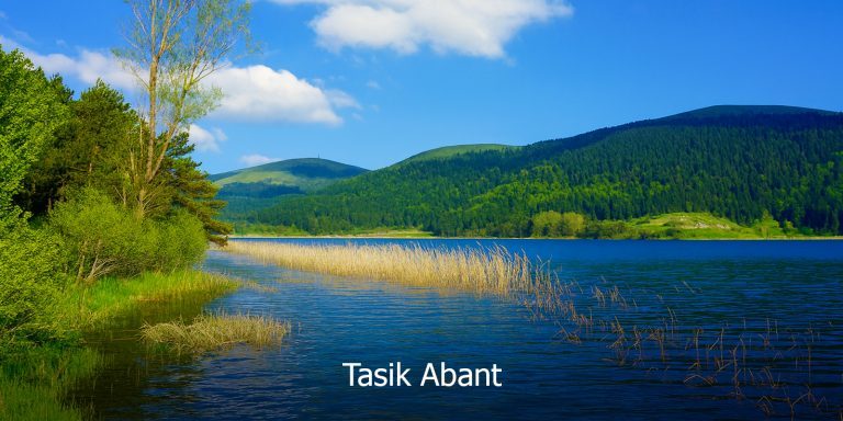 Pemandangan indah Tasik Abant di Bolu, Turki dengan air jernih dan kehijauan gunung — lokasi semula jadi popular dalam pakej Turki Wisajuta Travel.