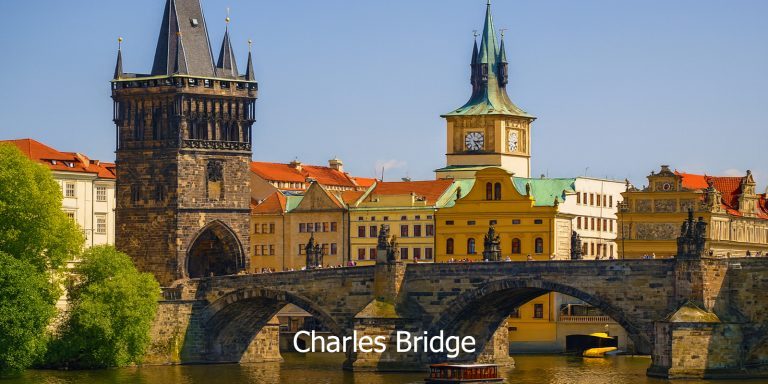 Jambatan Charles Bridge di Prague, Czech Republic dengan patung-patung bersejarah di sepanjang laluan batu — mercu tanda terkenal dalam pakej Eropah Timur.