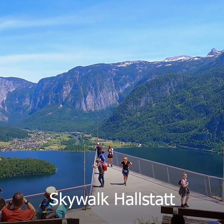 Pemandangan dari Hallstatt Skywalk Austria dalam pakej Eropah Timur
