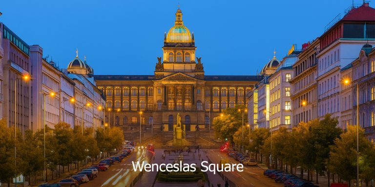 Pemandangan malam Wenceslas Square di Prague, Czech Republic dengan National Museum yang diterangi cahaya, antara lokasi bersejarah dalam pakej Eropah Timur.