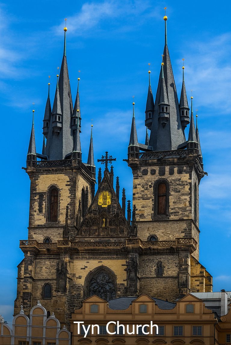 Gereja Týn Church di Old Town Square, Prague, Czech Republic — menara berkembar Gothic yang menjadi mercu tanda bersejarah dalam pakej Eropah Timur.
